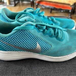 Nike teal tennis shoes. Size 7.5